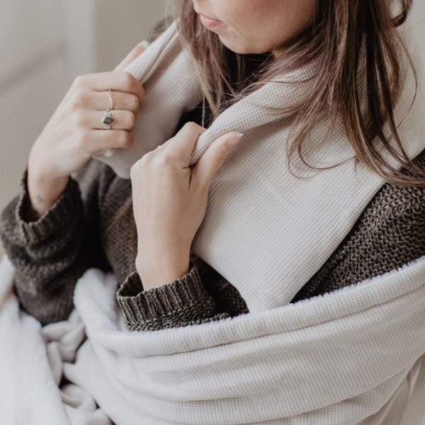 Handgemaakte warmtesjaal met binnenzak gevuld met lijnzaad.