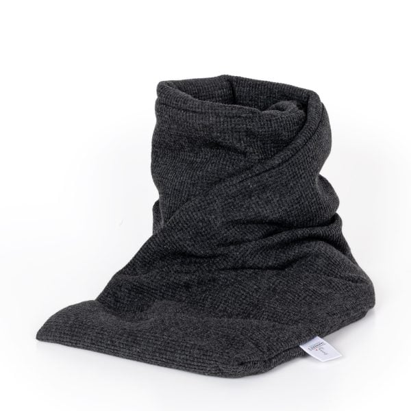 Janneke’s Warmtesjaal in antracietkleurige fijne wafelstof, handgemaakt van 100% katoen met uitneembare binnenzak gevuld met biologisch lijnzaad. Ideaal voor warmte, ontspanning en pijnverlichting.