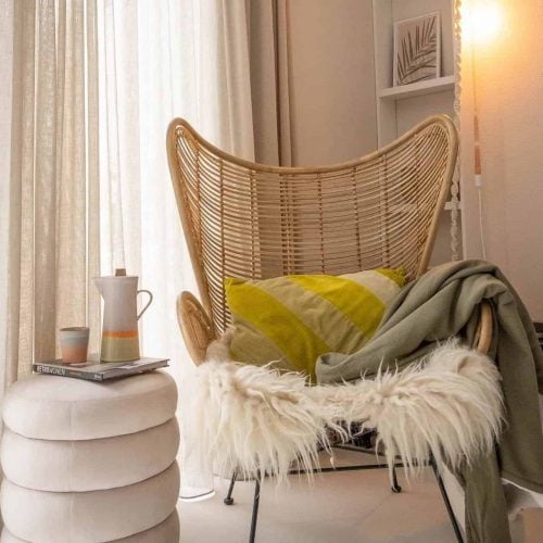 Scandinavische inrichting met olijfgroene plaid.