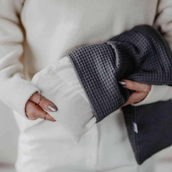 JannekesWarmtesjaals-35-scaled vrouw toont binnenzak van pittenzak warmtesjaal en de wasbare hoes